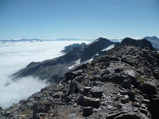 Du sommet du pic Lézat 3107 m, la mer de nuages, les pics de Maupas, des Crabioules et d`Aneto