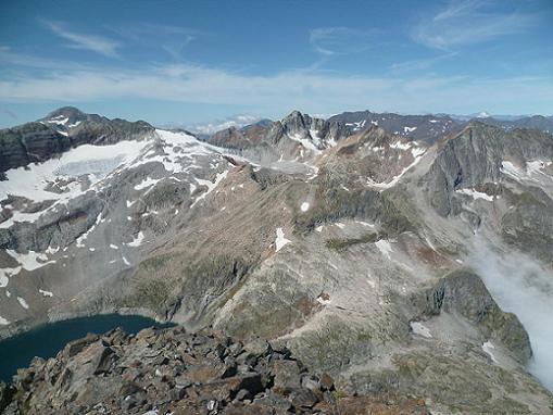 Du sommet du pic Lézat 3107 m, le pico Posets, les pics des Gourgs Blancs et de Bachimale et le Vignemale