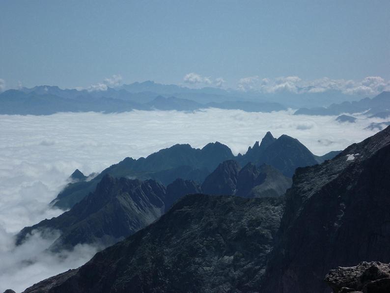 Du sommet du pic Lézat 3107 m, la mer de nuages déchaînée à l`assaut des Pyrénées