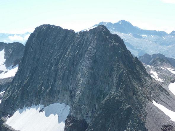 Du sommet du pic Lézat 3107 m, les pics des Crabioules sur fond de massif Aneto Maladeta