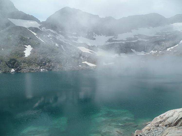 Les nuages remontent vers le lac du Portillon, lors de la traversée du barrage