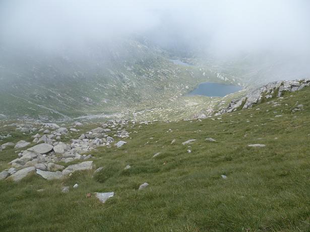 Descente vers la Coume de l`Abesque, le lac Saussat et le lac d`Espingo