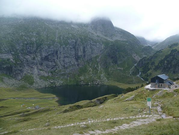 Du col d`Espingo 1967 m, le lac et le refuge d`Espingo