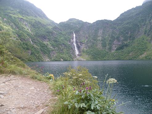 Le lac d`Oô 1504 m, et sa cascade